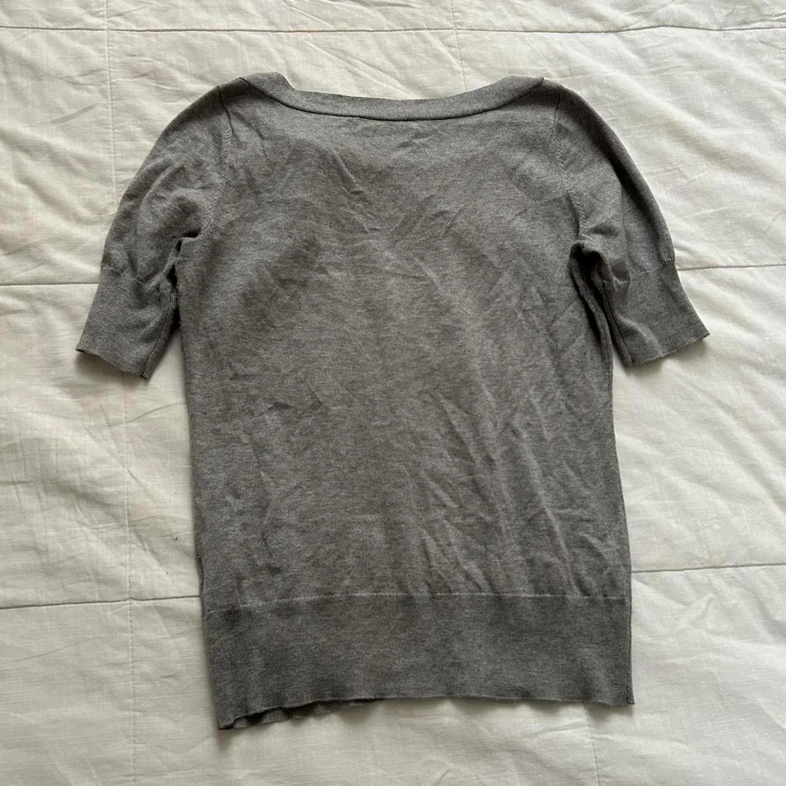 Banana Republic silk blend knit Grey short sleeve blouse with bow detail Size xs - Image 5