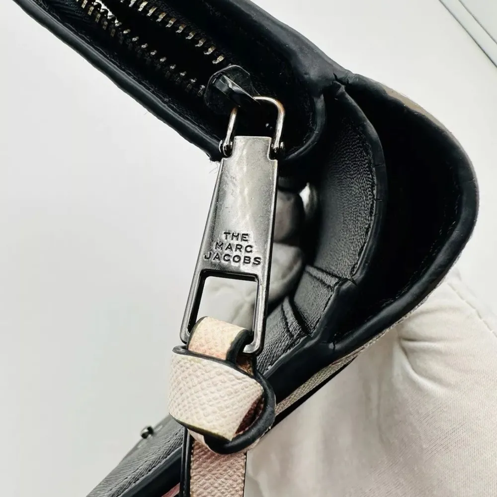 Marc Jacob’s small zip wallet EUC - Image 9