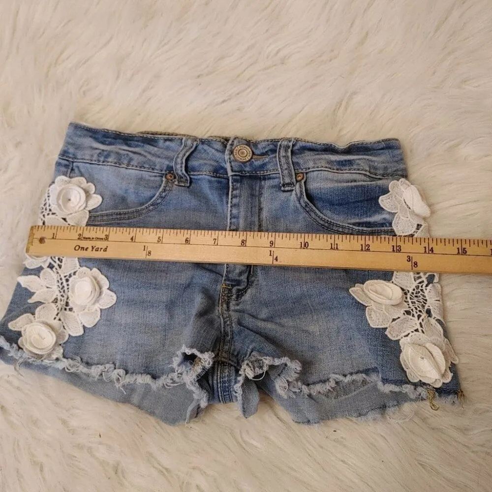 Indigo Rein Size 5 Waist 27 Short Shorts Crochet Floral Detailing Distressed Raw - Image 3