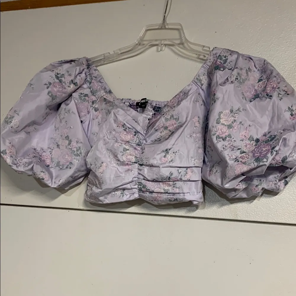 EXPRESS PURPLE FLORAL RUCHED PUFF SLEEVE CROP TOP BLOUSE WOMENS XS - Image 2