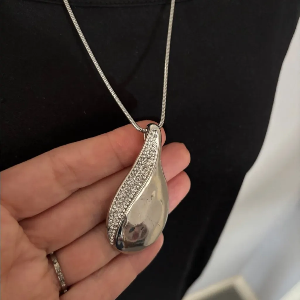Elegant Chico  Silver Teardrop Pendant Necklace, adjustable - Image 2
