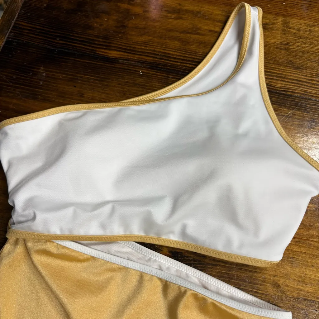 Victoria’s Secret White And Gold One‎ Shoulder Cutout Swimsuit Size Medium - Image 4