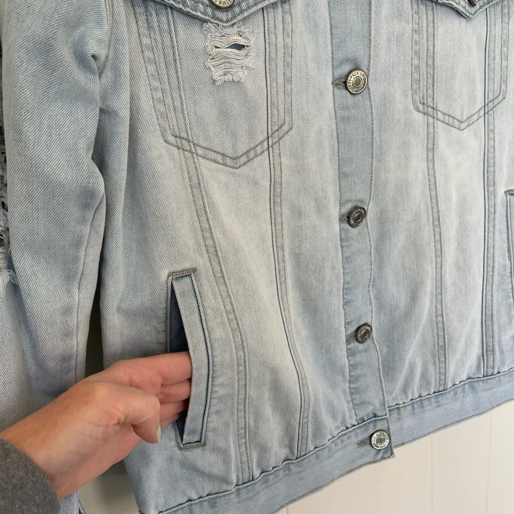 Forever 21 distressed light wash denim jean jacket  ~ holes 90s Y2K ~ Size Small - Image 4