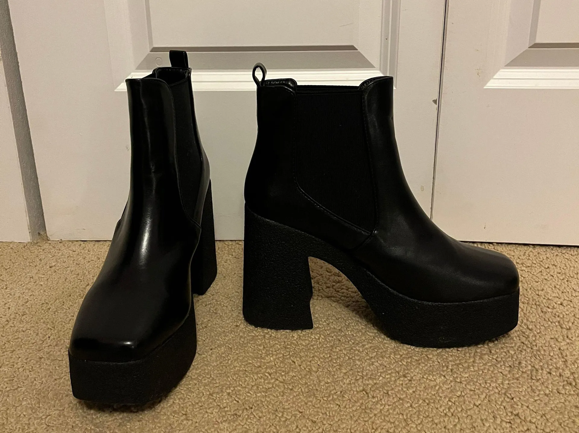 Unilody Black Boots Size 7 - Image 2