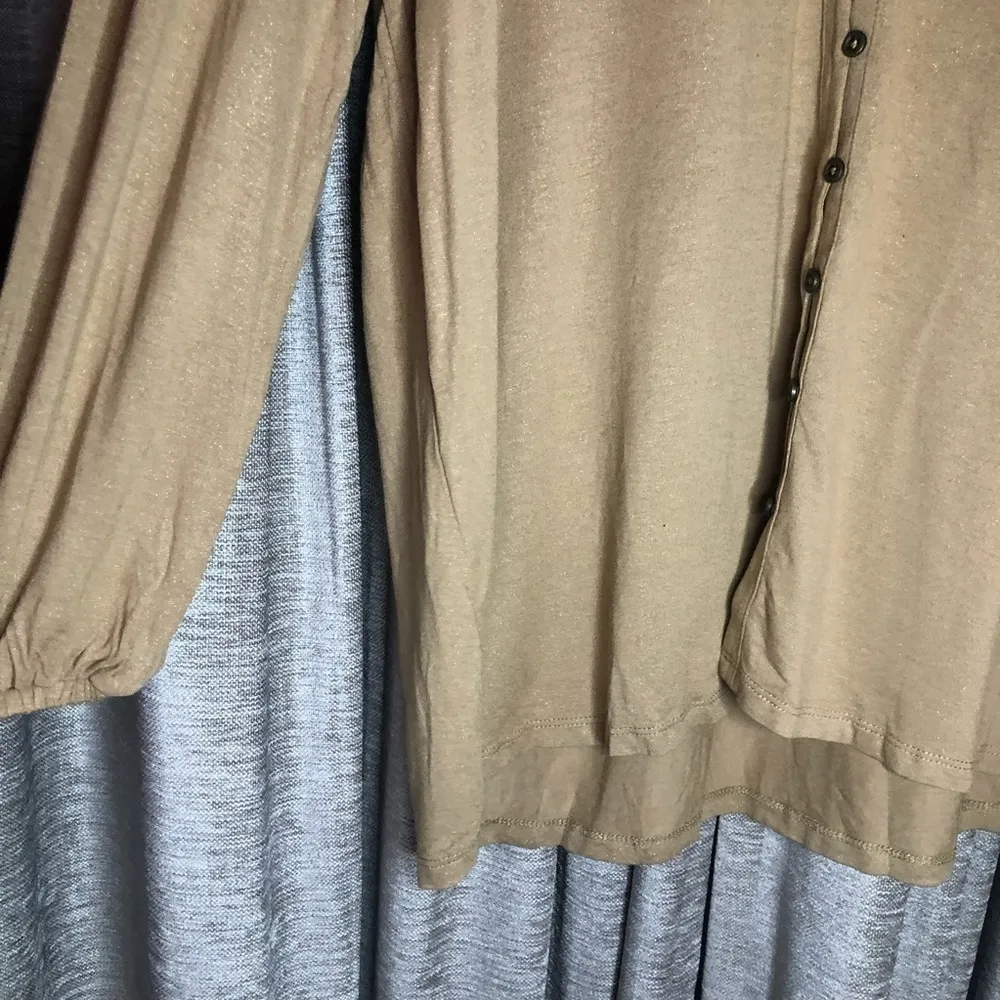 NWT Jones New York Gold Metallic Button Front Cropped Sleeve Shirt Size Medium - Image 6