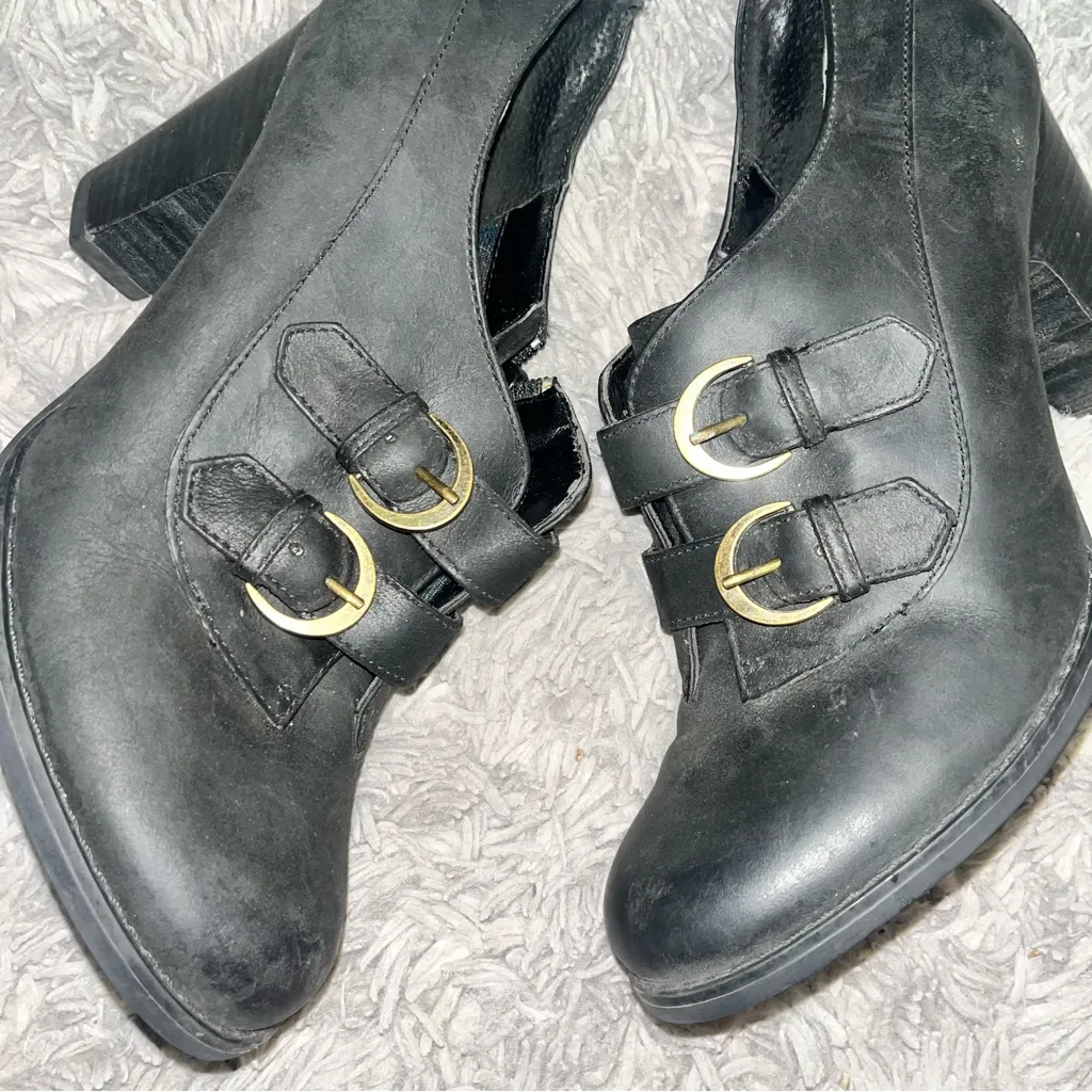 Clarks Black Heeled Boots with Classic Design - Image 8