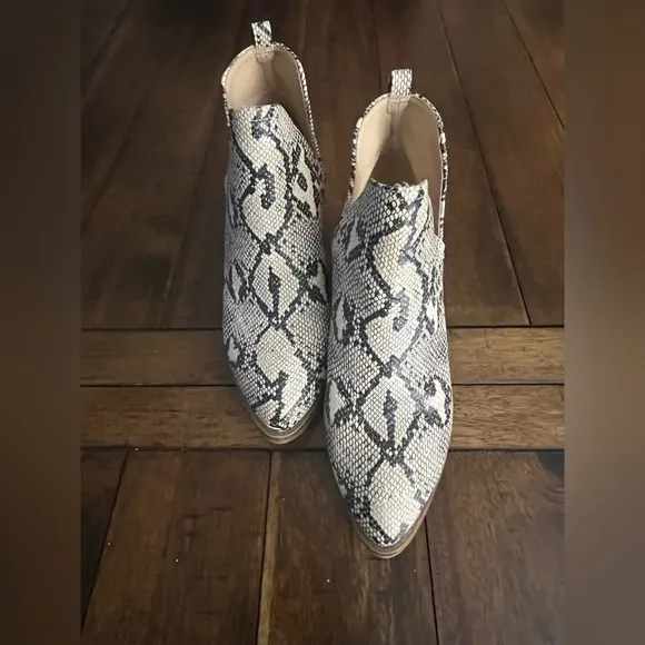 CL by Laundry  8 - Image 2