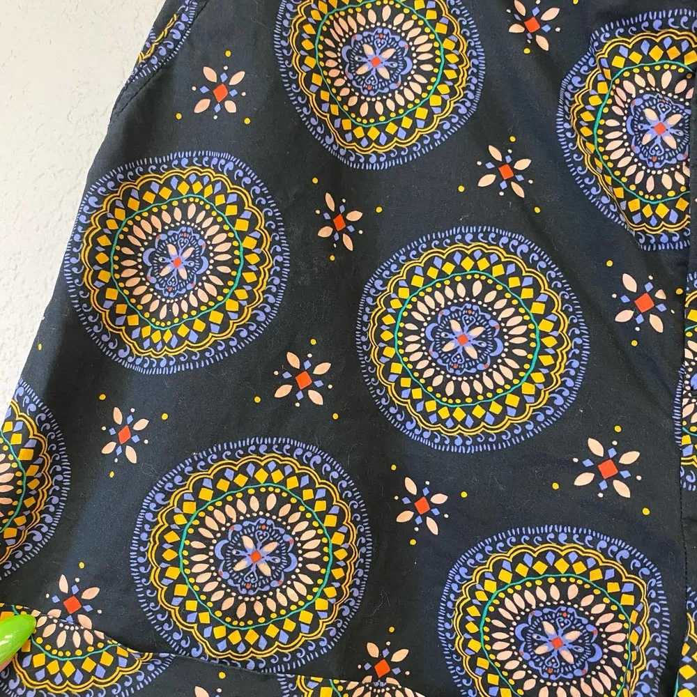 Anthropologie Abstract City Shorts Medallion Black Size 12 - Image 4