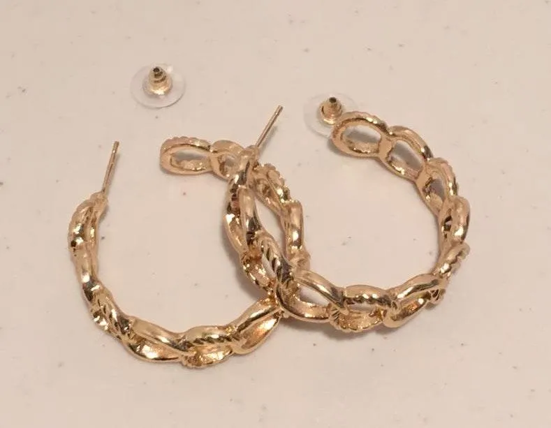 Chain Link Earrings Gold - Image 6