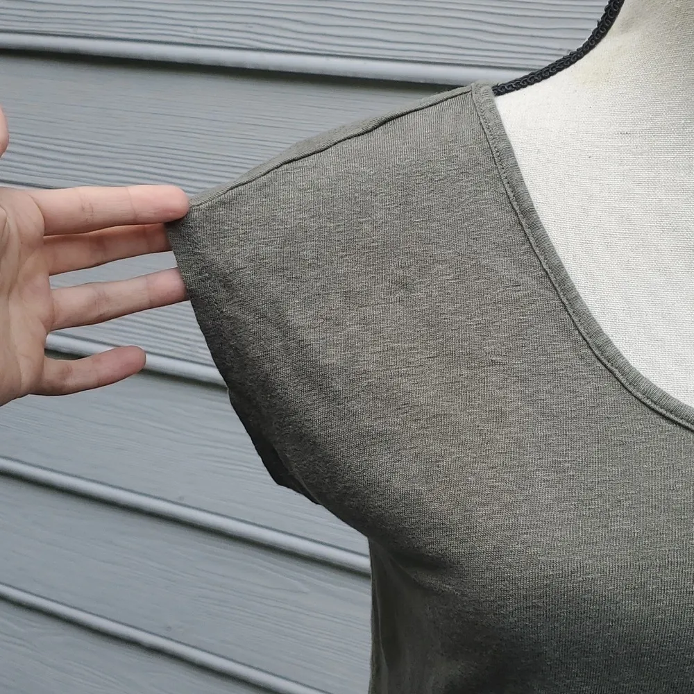 Cynthia Rowley Linen V-Neck  Cap Sleeve Top with Open Back - Image 4