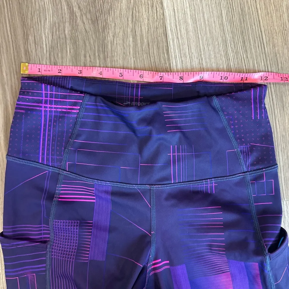 Brooks Women’s Method 7/8 Tight size small in purple cyber pattern running pants - Image 5