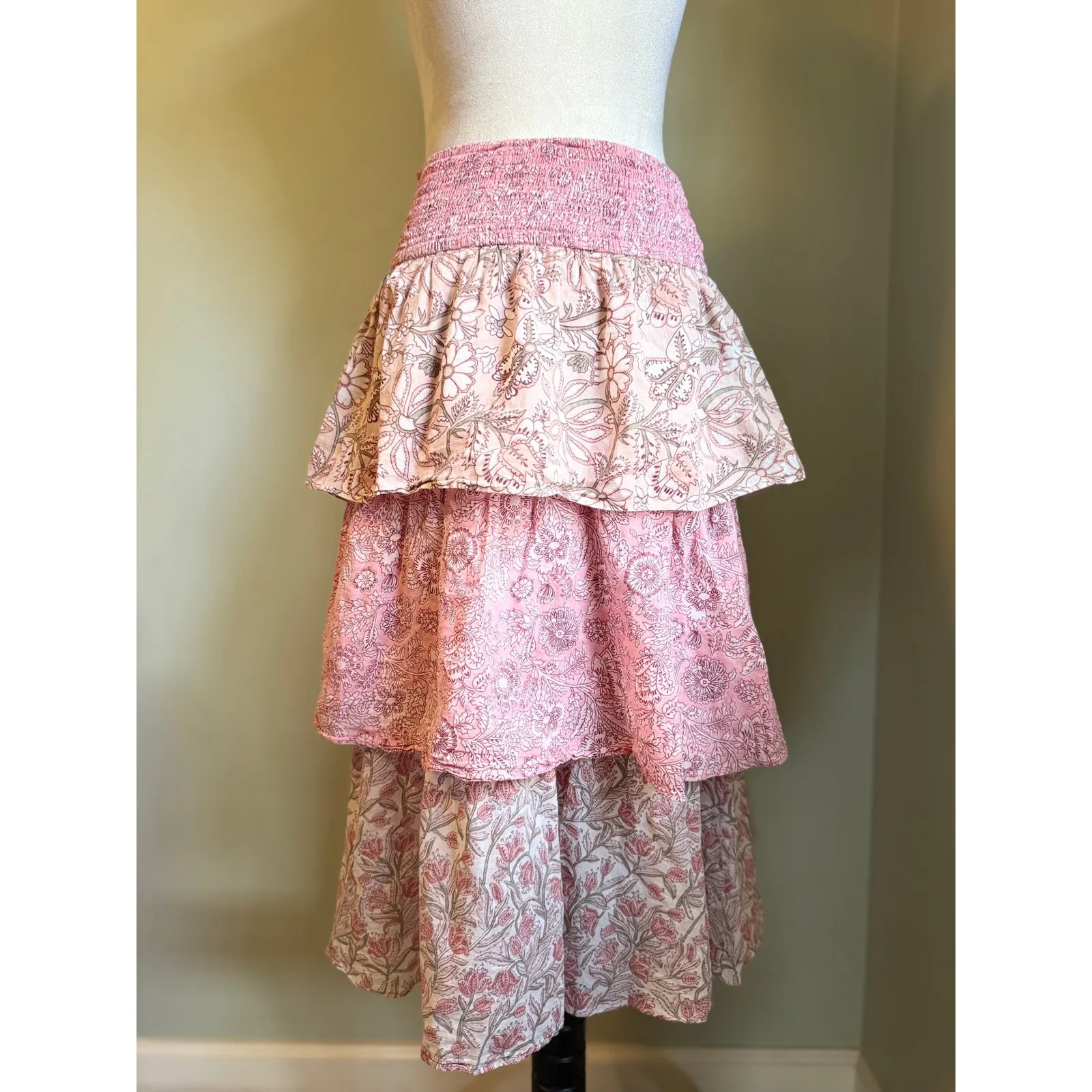 House of Harlow 1960 Pink Floral Tiered Smocked Waist Midi Skirt XS boho cottage - Image 2