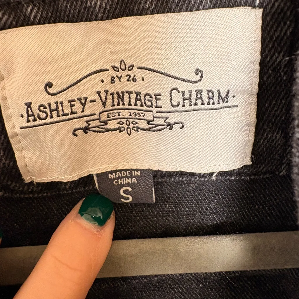 Ashley Vintage Charm Black Cropped Denim Jacket Raw Hem Retro Preppy S - Image 4