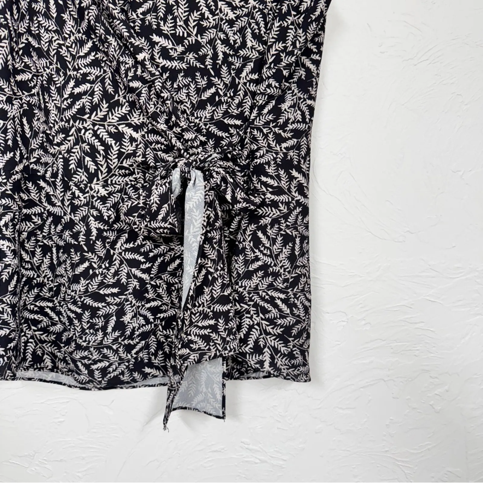 Neiman Marcus Black Leaf Print Wrap Blouse Womens 12 Sleeveless Beachy Top Shirt - Image 3
