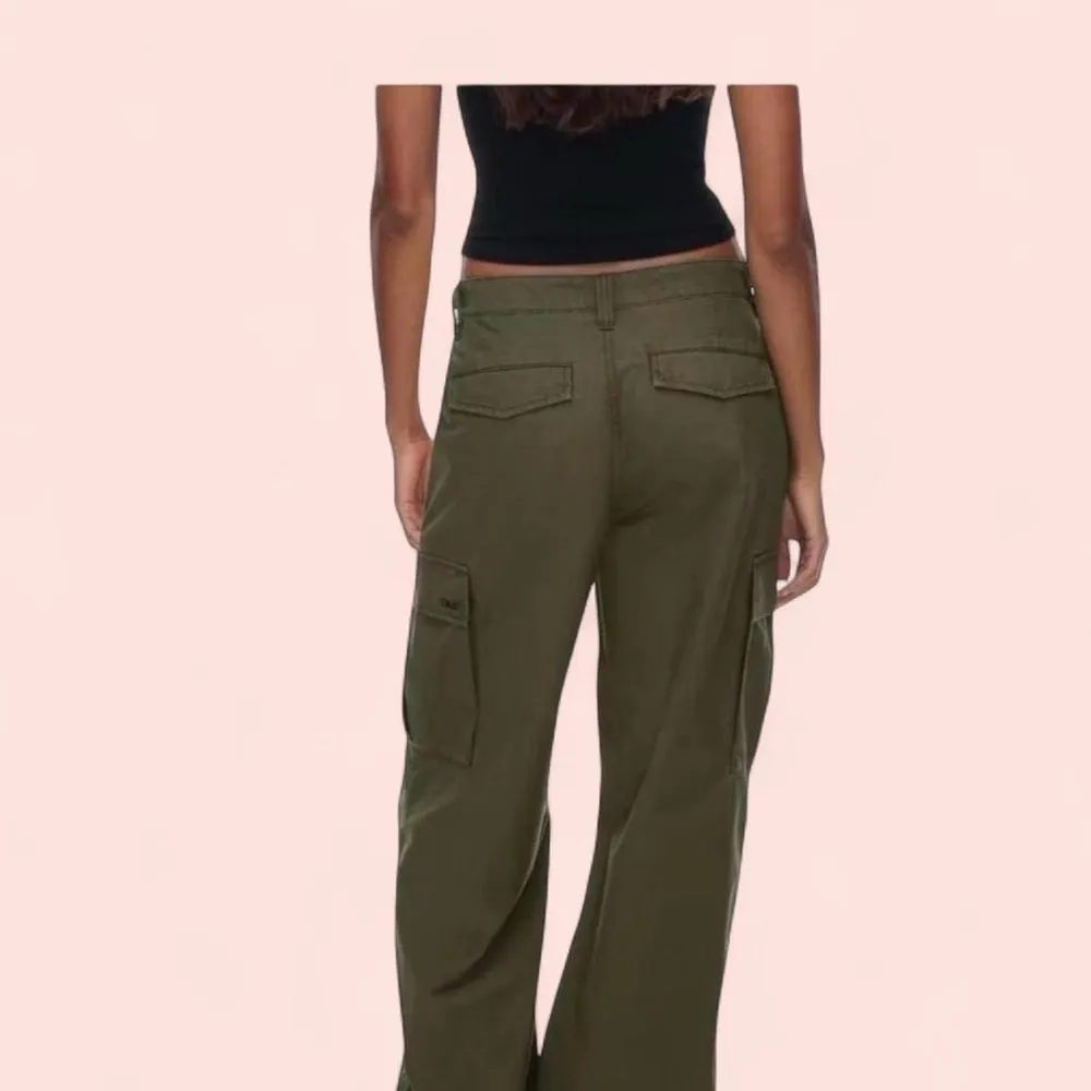 Aritzia TNA Supply Relaxed Cargo Pants in Utility Green - Image 4