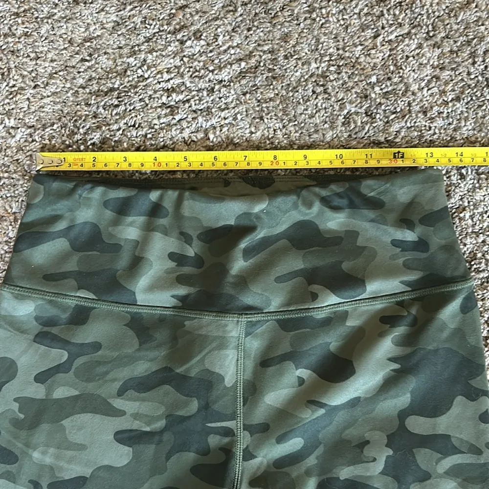 Women's Medium Jockey Camo Print Yoga and Biker Style Shorts Green - Image 4
