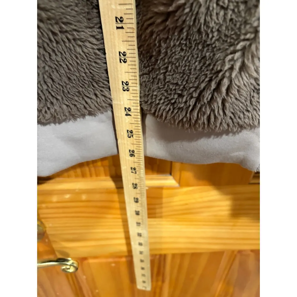 Varley Joanna Reversible Fleece and Nylon Jacket in the color Fungi/Coffee Quart - Image 8