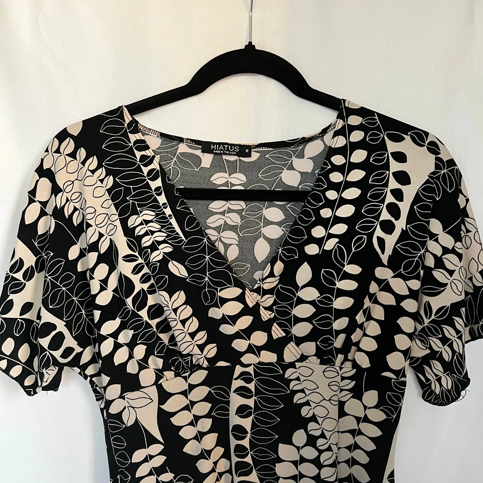 Hiatus top women’s size M vneck black tan leaf print short sleeve blouse VTG y2k - Image 2