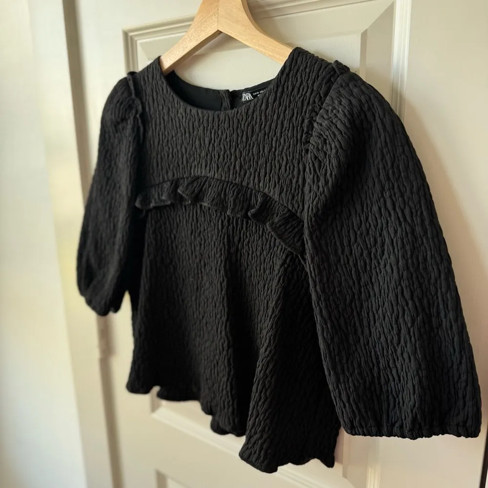 Zara Puff Sleeve Black Crinkle Crop Top Pearl Embellished Buttons Ruffle Size M - Image 3