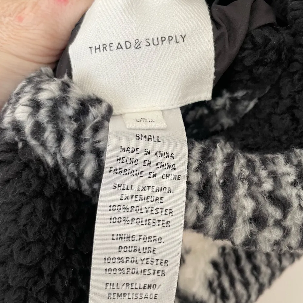 NWOT Thread & Supply Reversible Black/White Plaid Sherpa Fuzzy Vest Size Small - Image 8