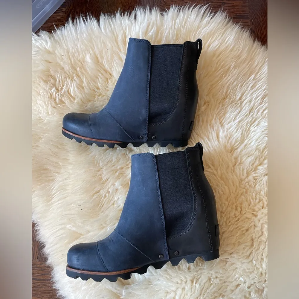 Like new Sorel Lea Wedge navy and black attic blue Chelsea boot hidden wedge - Image 3