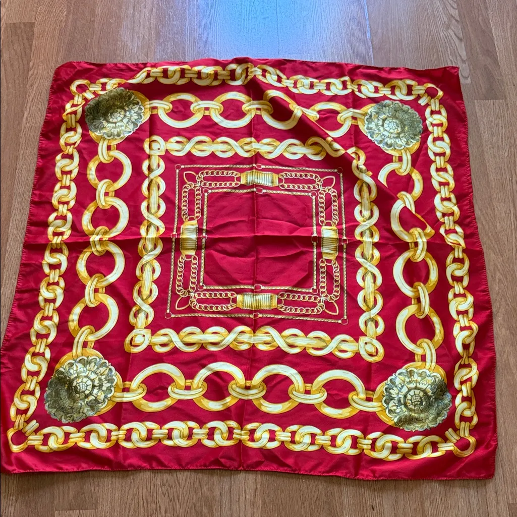 Elegant Red and Gold Chain Pattern Scarf - Image 3