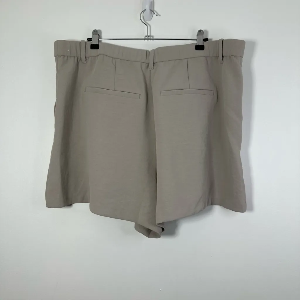 Abercrombie & Fitch Women’s Beige Pleated Shorts Size XL - Image 2