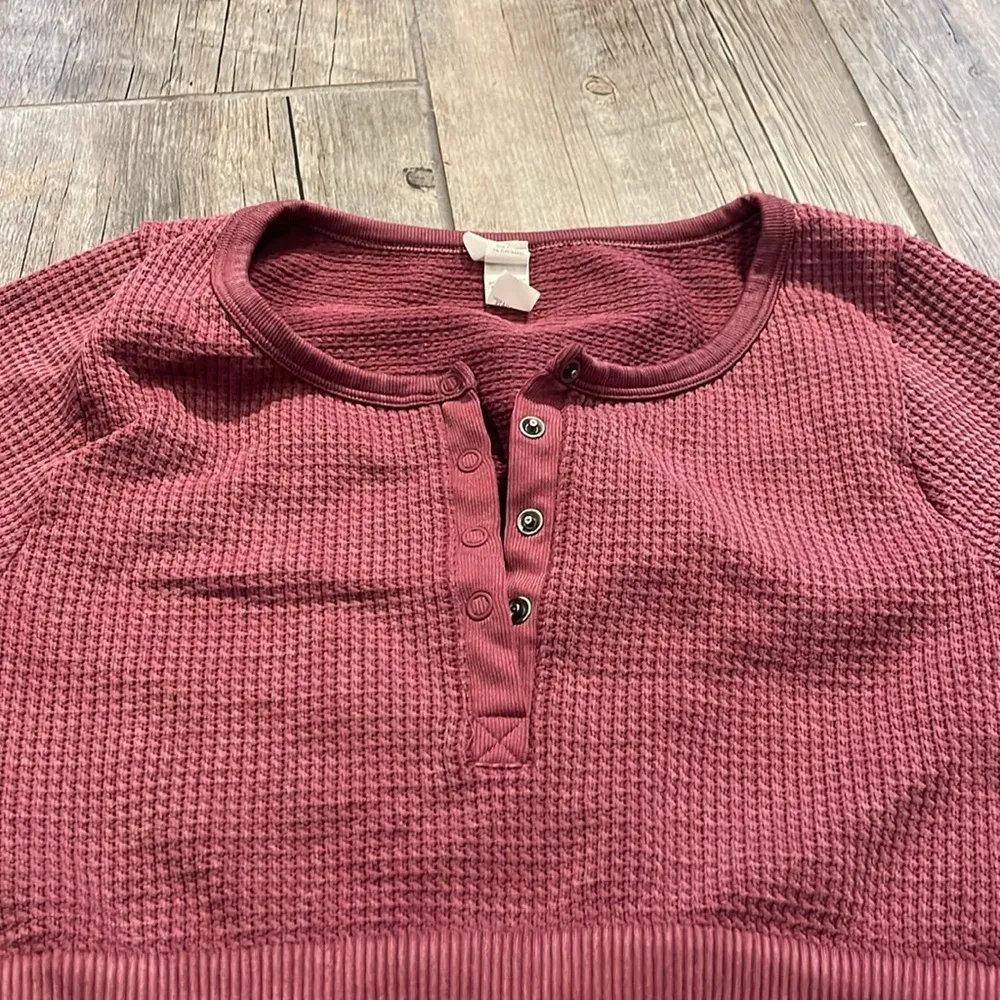 Aerie women’s cropped athletic long sleeve - Image 2