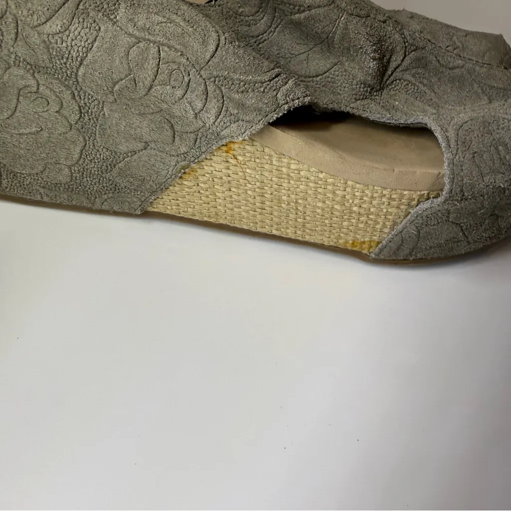 Yellow Box Gray Floral Leather Wedge Sandals - Image 4