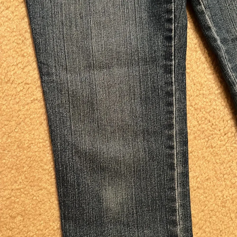 Gloria Vanderbilt dark blue slightly distressed blue jeans Size 8 - Image 2