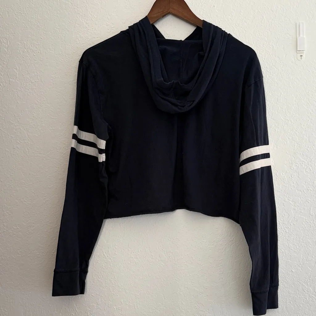 Hollister Dark Blue Graphic Cropped Hoodie Women’s Casual Logo Sweatshirt Medium - Image 4