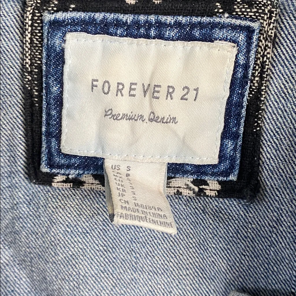 Forever 21 Y2K Denim jacket with Southwest patterned sleeves size small - Image 2