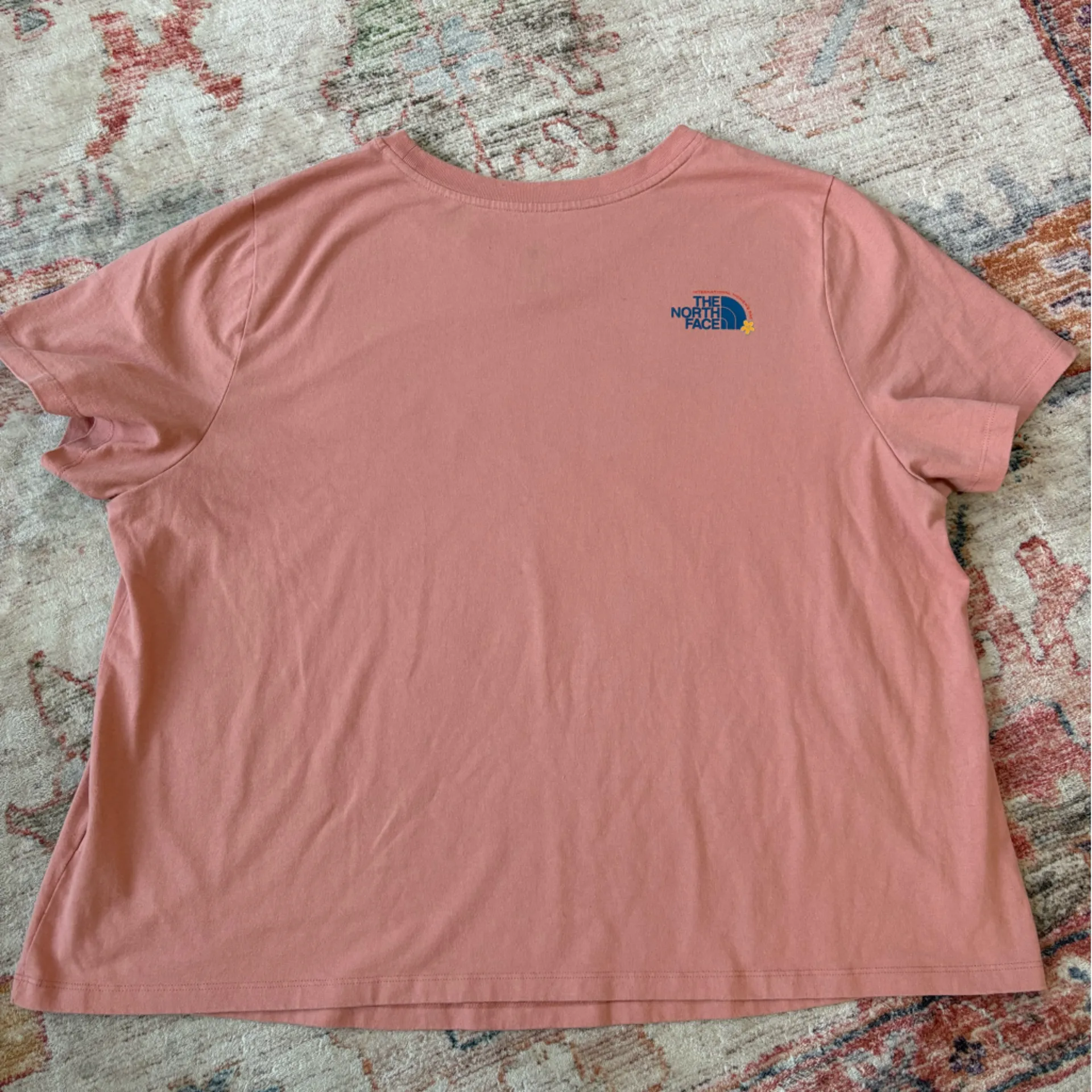 The North Face International Women’s Day Graphic T-shirt Pink Plus Size 3X - Image 4
