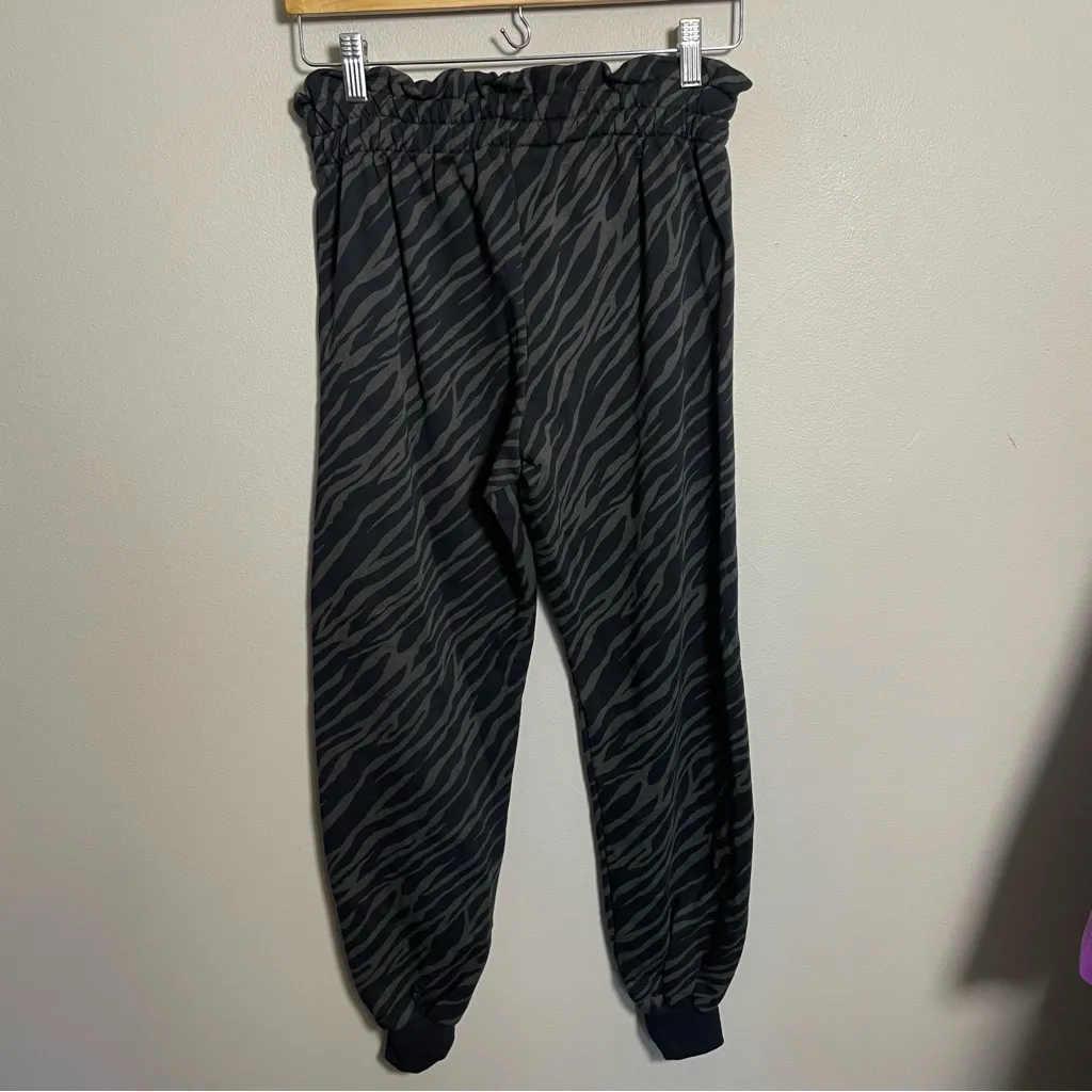 Zara jogger sweatpants black gray zebra print ruffle waistband - Image 3