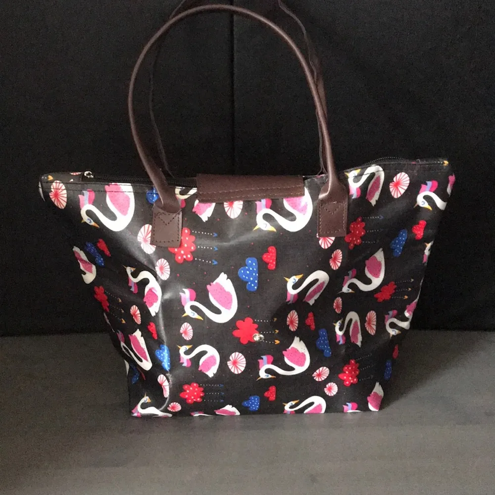 Beautiful Folding Handbag/Tote - Image 2