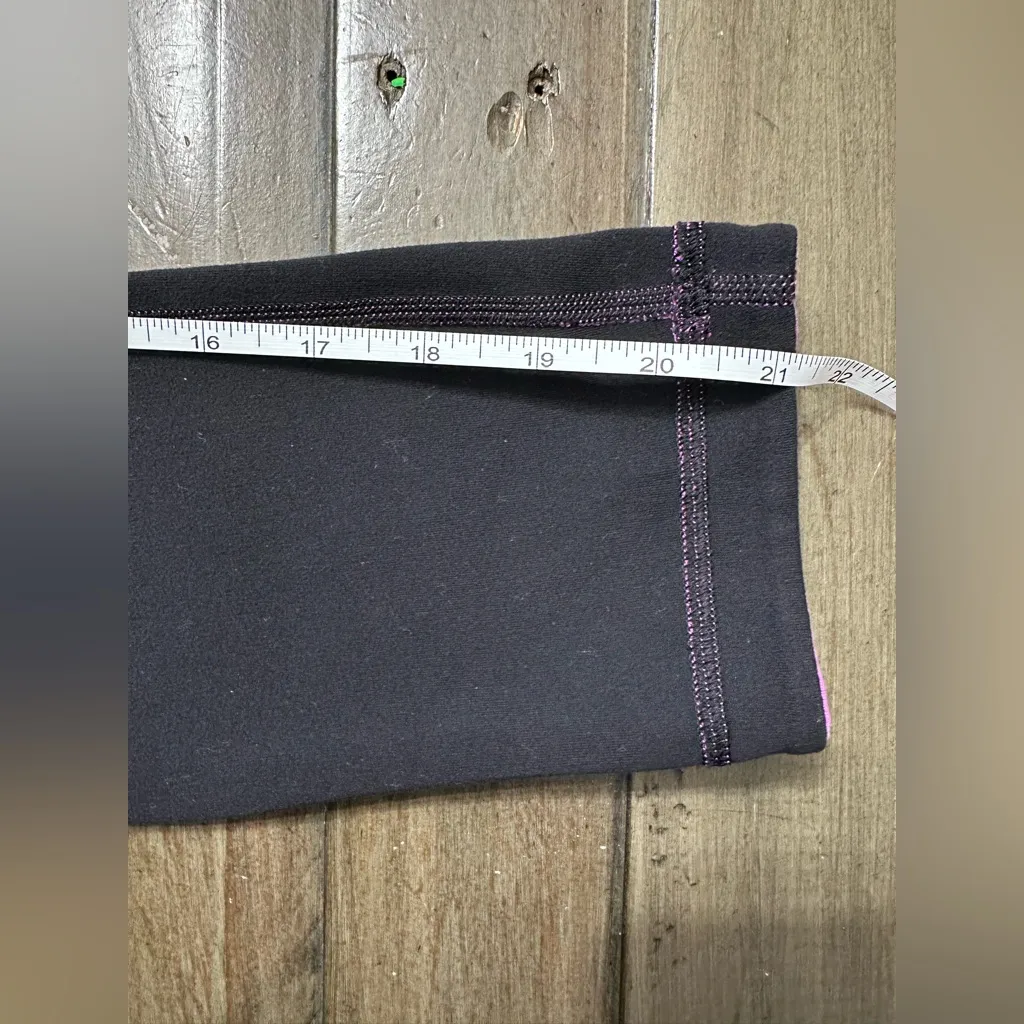 Lululemon Reversible Cropped Leggings - Size 4 - Black & Pink - Image 9