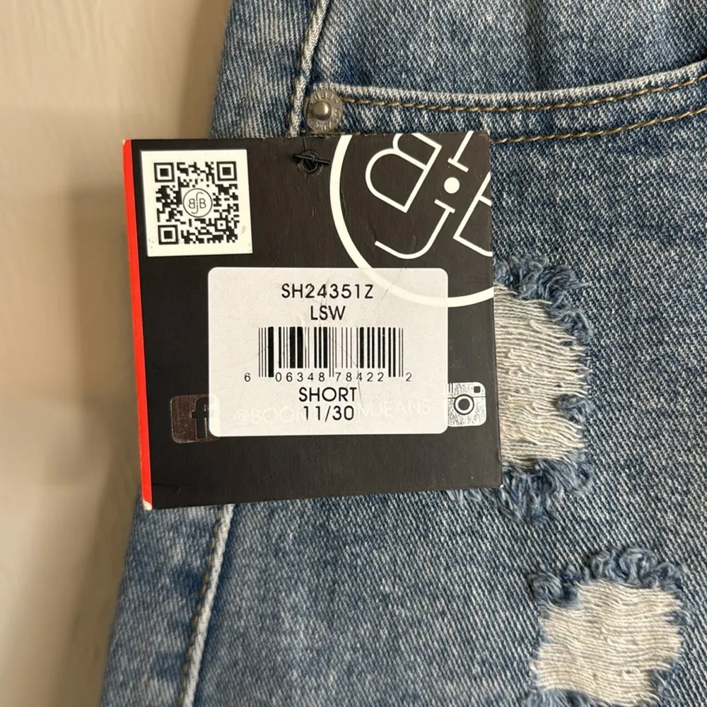 BBJ Los Angeles Women's Blue distressed Denim cutoff Shorts size 11 30 - Image 4