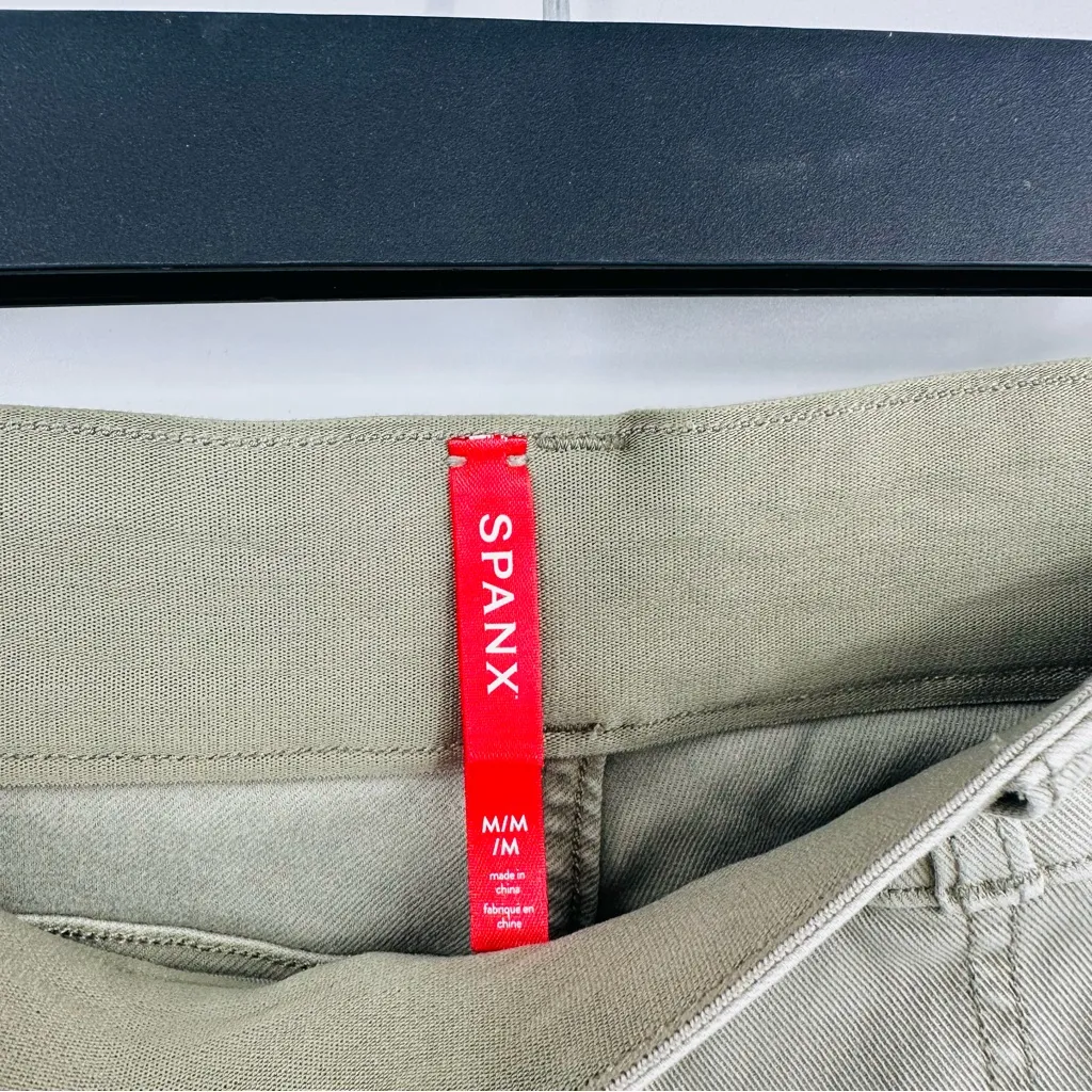 Spanx  | 6" Stretch Twill Shorts Size Medium - Image 4