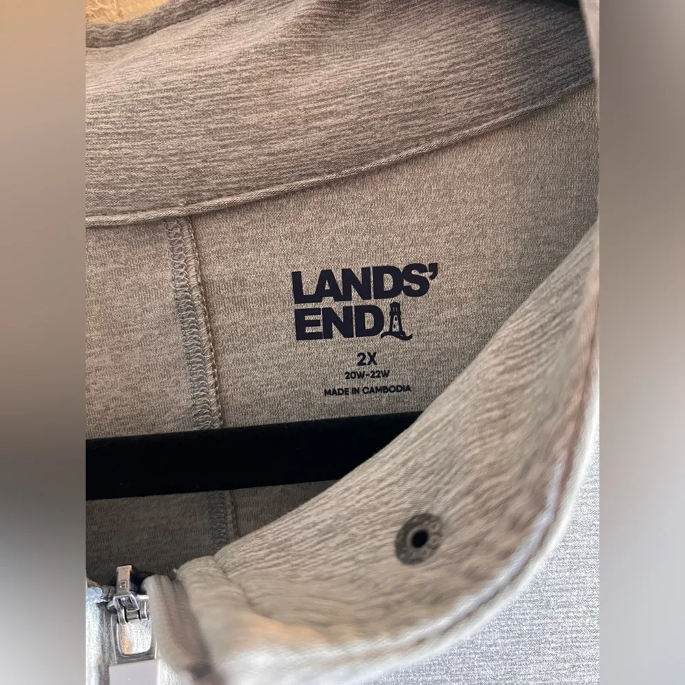 Lands' End Gray Long Sleeve Tee NWOT
Lightweight quarter zip kangaroo pocket Size 2X - Image 3