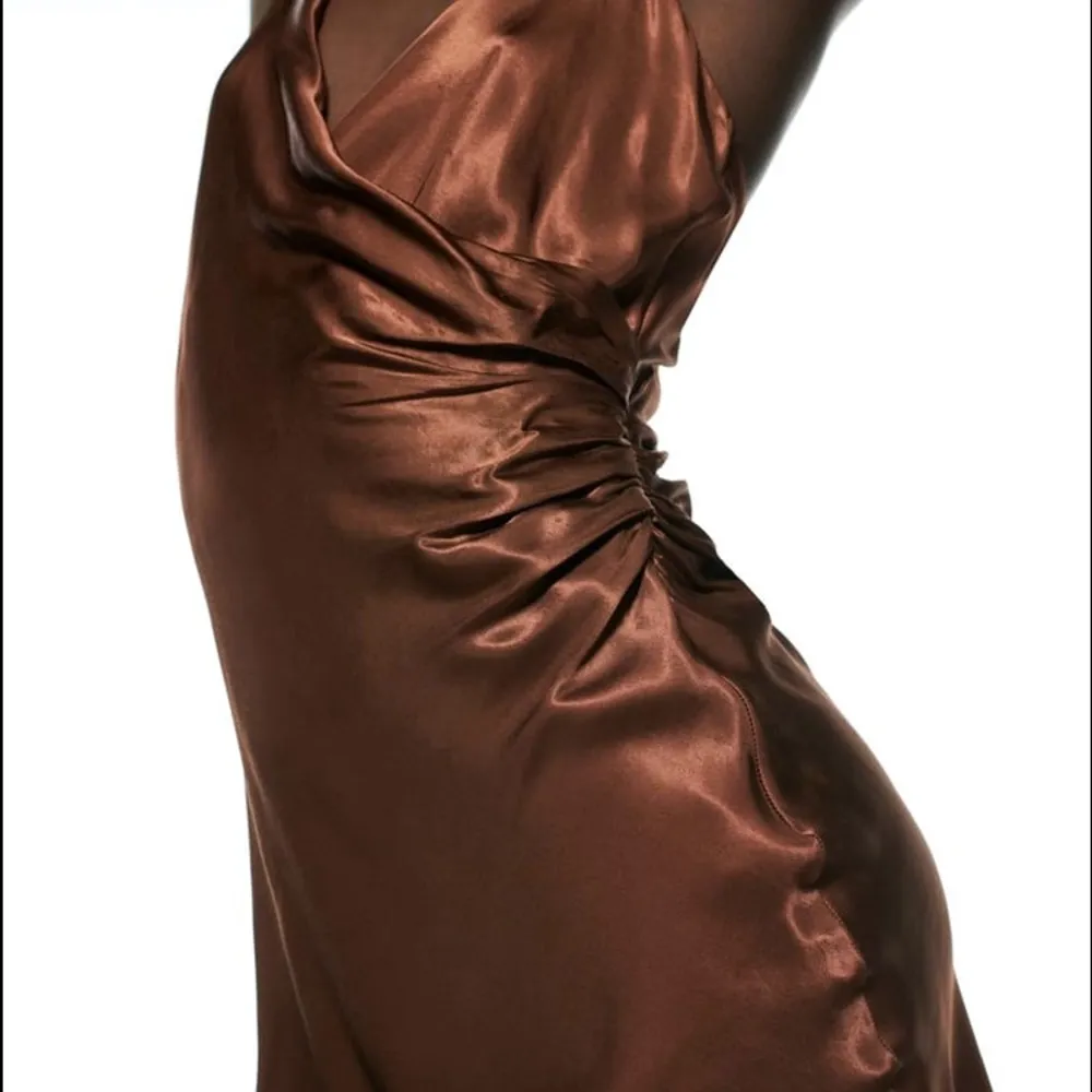 Zara SATIN MINI V-NECK DRESS WITH SIDE RUCHING BROWN SIZE XL NEW - Image 3
