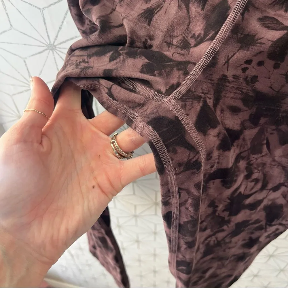 Lululemon Align Crop *21"
Mini Dusk Floral Antique Bark Black - Image 7