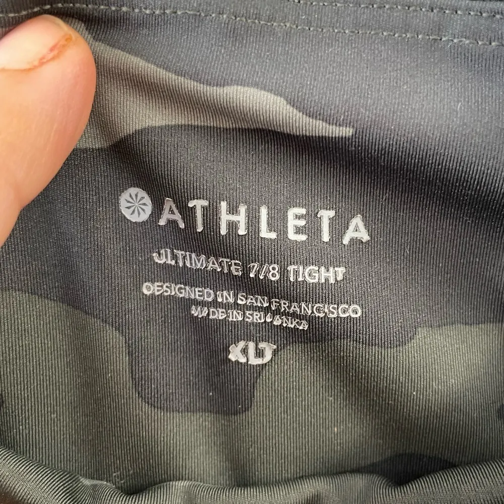 ATHLETA Ultimate 7/8 tights in camo. Size XLtall - Image 3