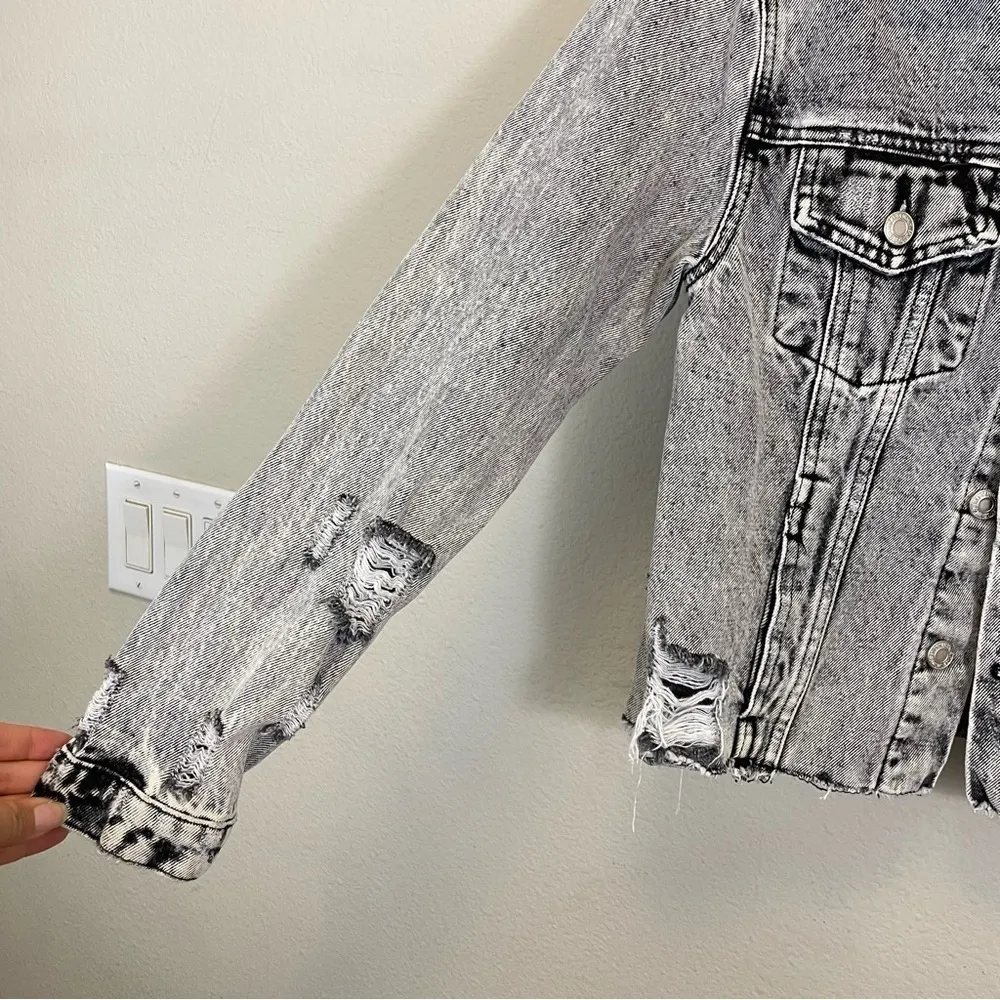 VERVET Classic Crop Fit‎ Distressed Denim Jacket Size S - Image 5