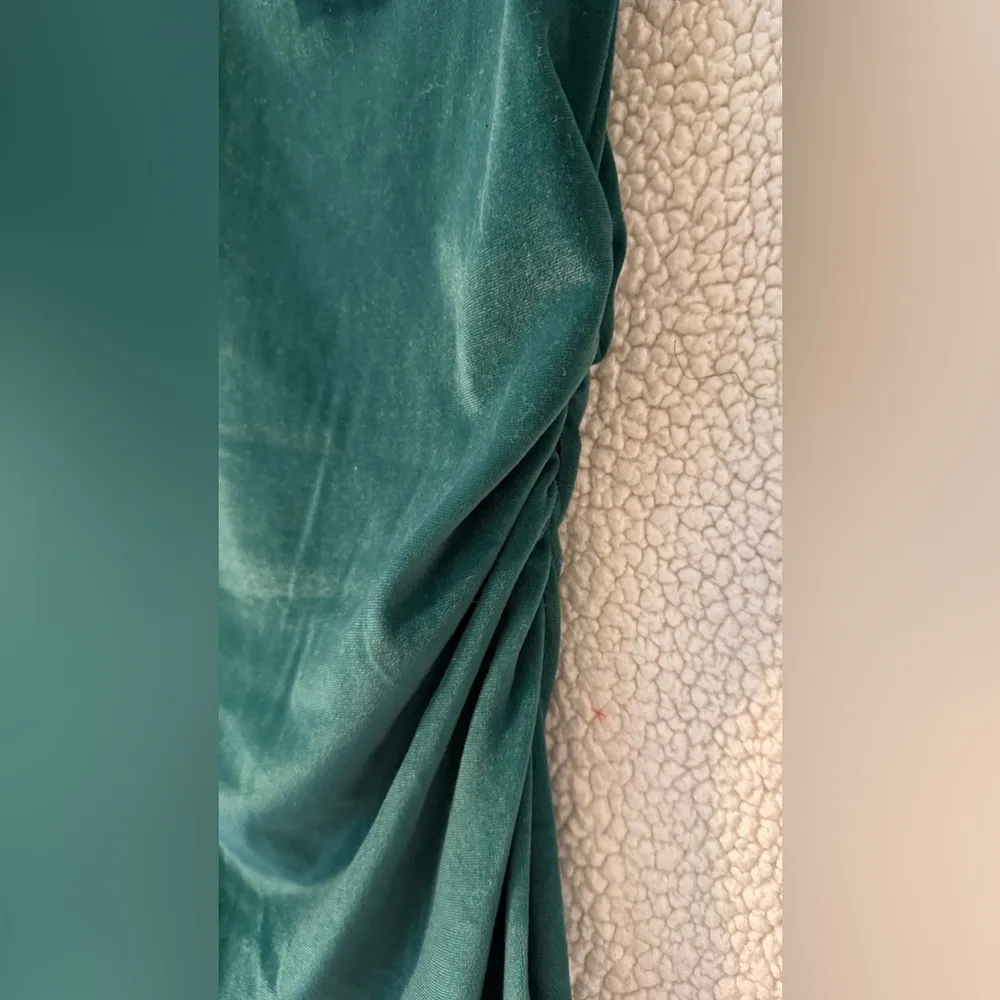 Brand new Green velvet dress with a touch of elegance. - Image 5