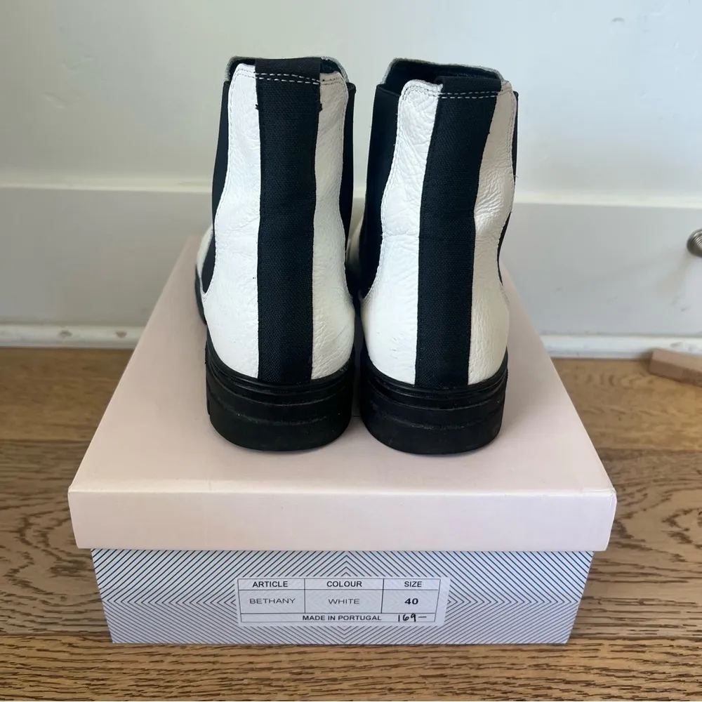 EUC Eric Michael Bethany Women's Chelsea White Lug Boots Sz EU 40 9.5 B $169 MOD - Image 4