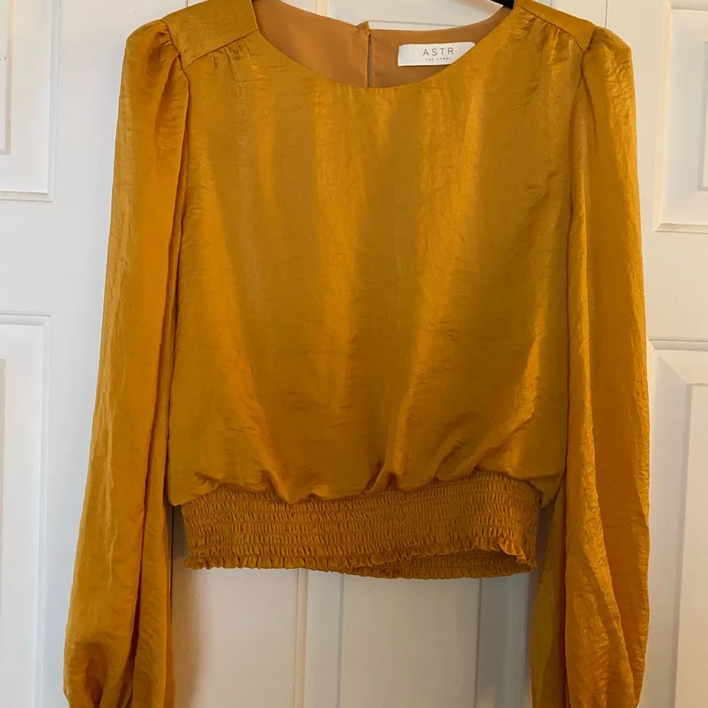 ASTR the Label Mustard Yellow Ruched Puff Sleeve Blouse, Women’s Small - Image 3
