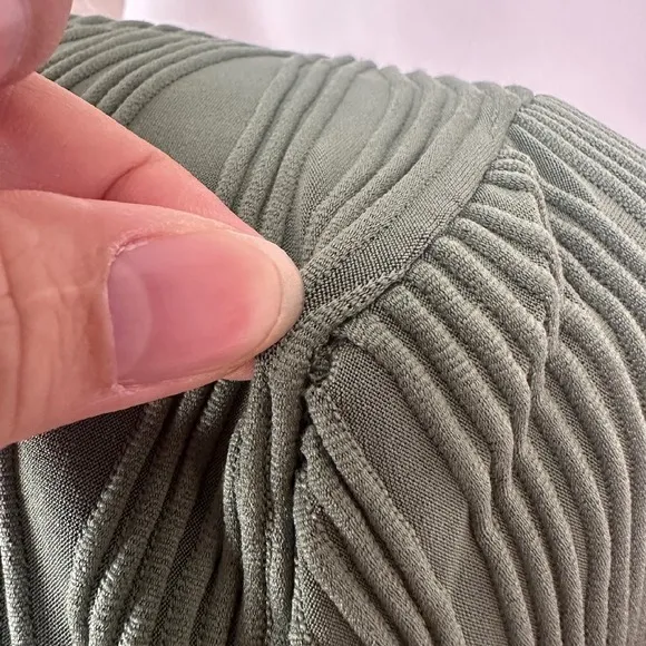 NWT Von Maur Olive Green Textured Top Wavy Ribbed‎ 3/4 Sleeve Womens Small - Image 6