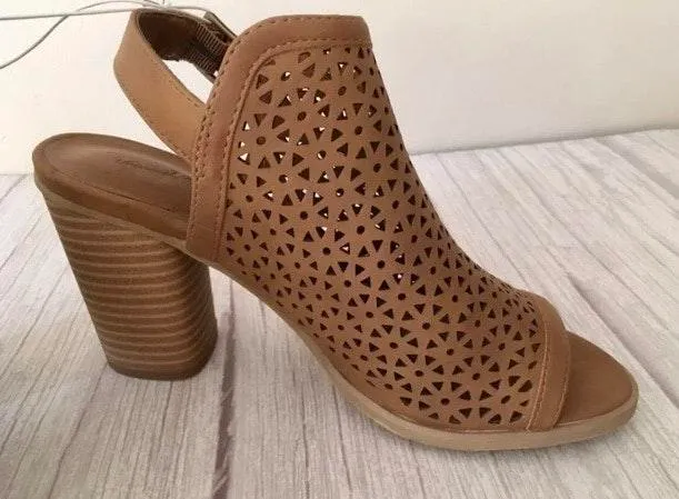 Laser Cut Heels Tan Size 7.5 - Image 3