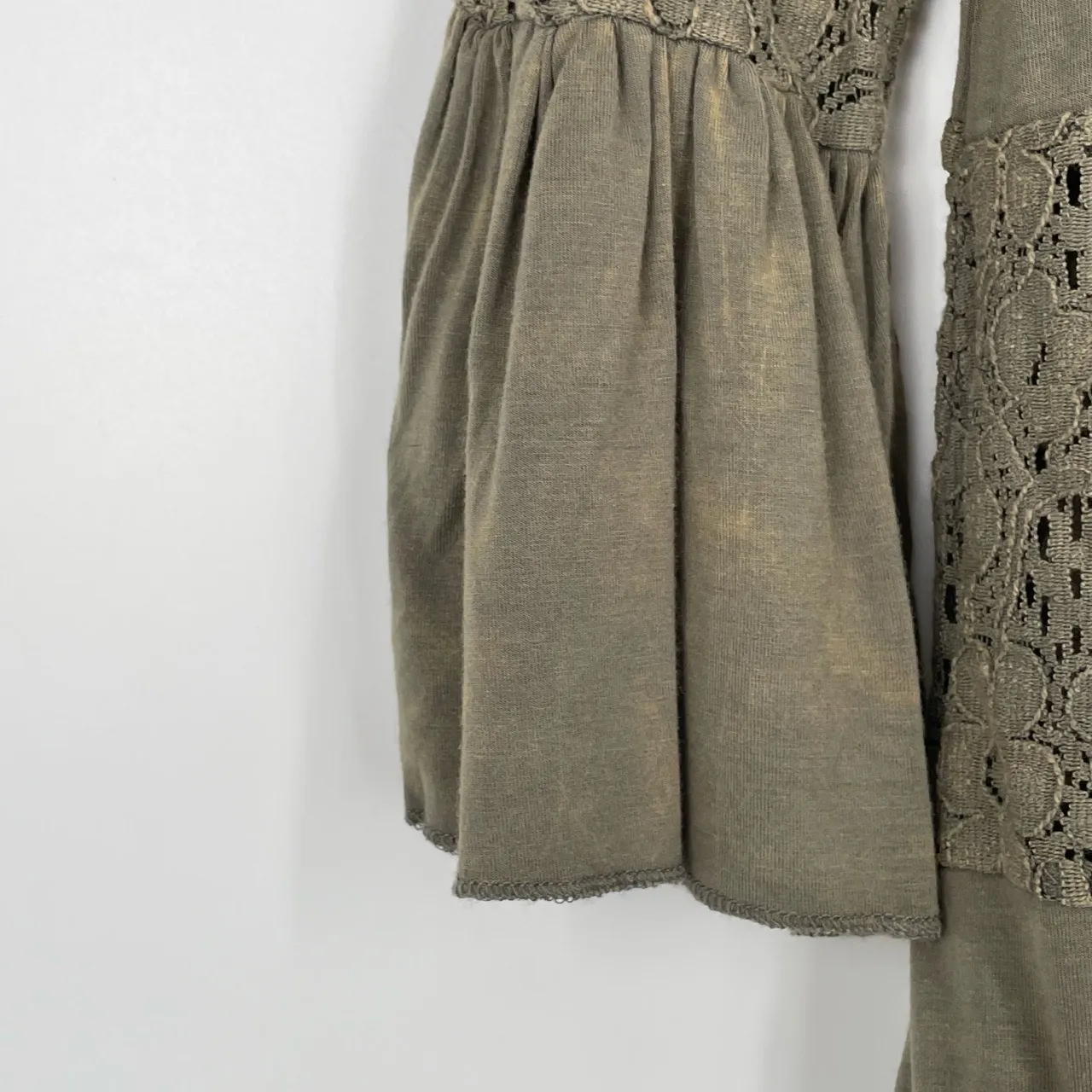 POL‎ Women's Olive Green Off Shoulder Bell Sleeve Boho Lace Trim Top Size Small - Image 4