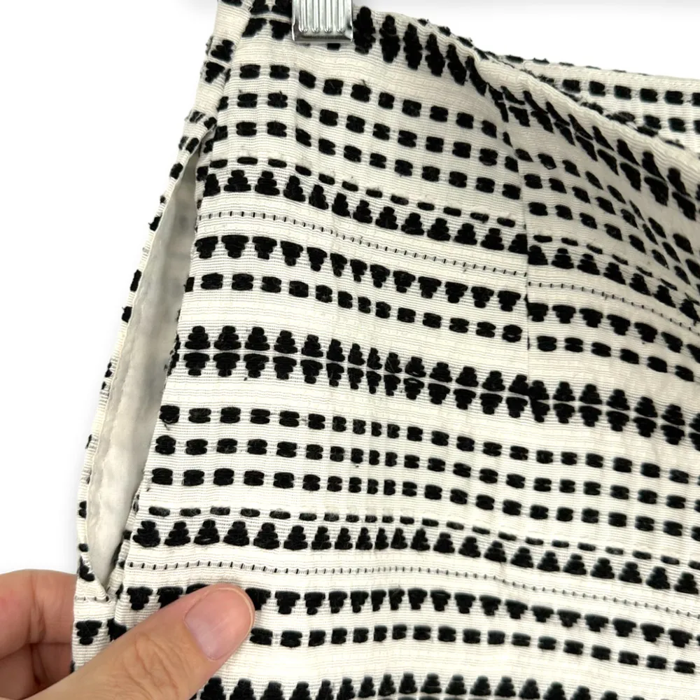 Cupcakes and Cashmere | Size 0 | Textured Lined Black and White Knit Skirt Skort - Image 9